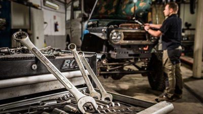 ميكانيكي يعثر على  كنز مفقود بـالملايين في القمامة