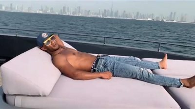 نائم في وسط البحر