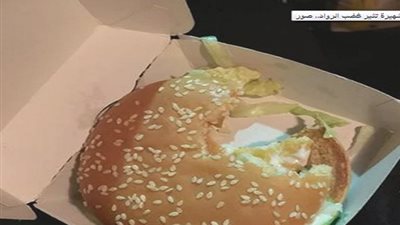 غضب رواد أحد المطاعم الشهيرة بسبب ساندويتش