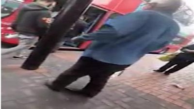 بريطاني عنصري يهاجم محجبة: