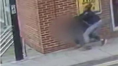 شاهد.. سيدة من أصول إفريقية تعتدى على السيدات وتقوم بسرقتهم في الشوارع