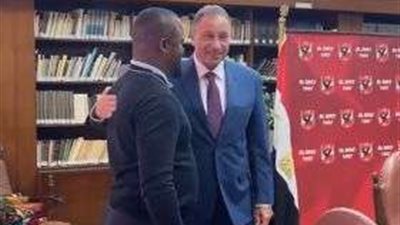 بعد حضوره مران الفريق.. الخطيب يهدي درع وعلم الأهلي لفلافيو