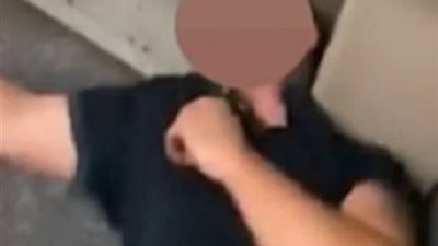 الإمارات.. شاب مصري يخلع ملابسه في الشارع ويهين شرطة دبي