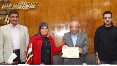 نقيب المهندسين يكرم مدير إدارة إعلام النقابة كموظفة مثالية