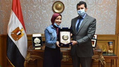 وزير الشباب يكرم الطالبة 