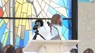 مقطع مؤثر يوثق اللحظات الأخيرة فى حياة قس كاميروني.. فيديو