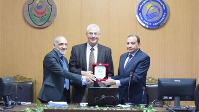 رئيس جامعة بني سويف يرأس مجلس كلية الطب ويكرم العميد السابق