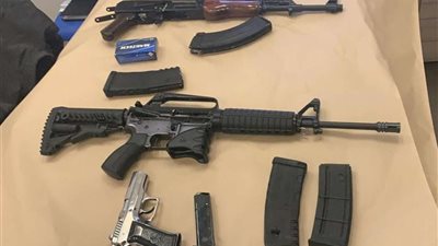 كفالة مليون دولار لأب يدخل محكمة بواشنطن بترسانة أسلحة لانتزاع حضانة طفله