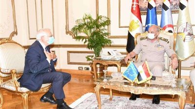 وزير الدفاع يجري مباحثات مع نائب رئيس المفوضية الأوروبية 