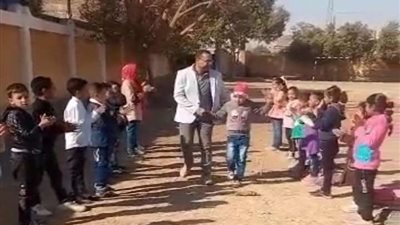 بالكابات.. مدرسة إبتدائي تنظم ممر شرفي لتلميذ مريض سرطان في قنا