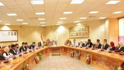 رئيس جامعة أسيوط يلتقي بأعضاء اللجنة العليا لاتحاد الطلاب لتوطيد قنوات التواصل