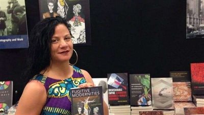 أستاذة جامعية تتظاهر بأنها من أصول أفريقية بسبب غريب