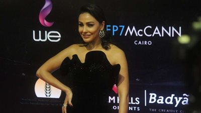 على البحر.. ميس حمدان تخطف الأضواء بجمالها