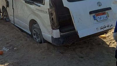 إصابة 15 شخصًا إثر انقلاب سيارة ميكروباص على صحراوي قنا.. صور