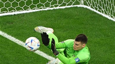 بعد إصابة نوير.. بايرن ميونخ يوضح حقيقة التفاوض مع حارس كرواتيا