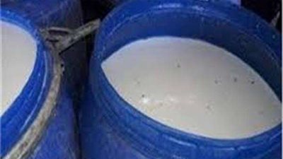 بالفيديو.. لحظة ضبط سيارة تحمل براميل ألبان فاسدة