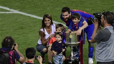 لم يتخيله أحد.. ميسي يكشف رد فعل زوجته عندما علمت بمغادرته برشلونة