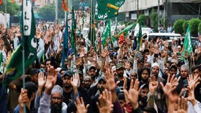 الآلاف يحتجون في باكستان على إعادة نشر رسوم النبي محمد في فرنسا