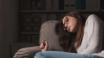 تزامنا مع قدوم فصل الشتاء.. ما هو الاكتئاب الموسمي وطرق علاجه؟