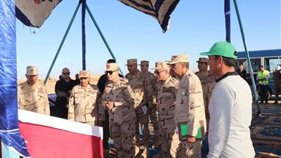 الفريق أسامة عسكر يتفقد مشروع استصلاح وزراعة الأراضي الصحراوية بتوشكى