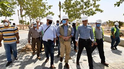 وزير الإسكان يتفقد سير العمل بمشروع الحدائق المركزية بالعاصمة الإدارية