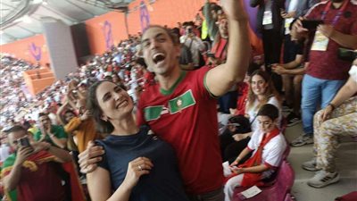 مغربي يخطب صديقته في مدرجات مباراة المغرب و كرواتيا.. صور