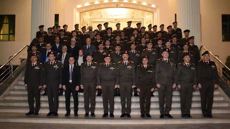 صورة جماعية للحاضرين
