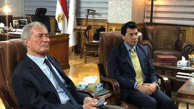 مونديال اليد.. حسن مصطفى يهدي وزير الرياضة 