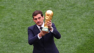 كاسياس يحمل كأس العالم قبل انطلاق نهائي مونديال قطر 2022