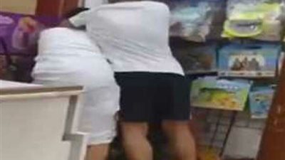 شاهد|| كويتيون يعتدون على عامل مصري بالضرب ويوثقون الواقعة