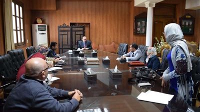 رئيس جامعة بني سويف يجتمع بـ 