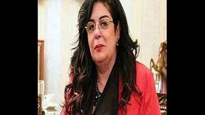 احذروا المخدة الكهربائية.. نجاة إعلامية شهيرة من الموت حرقا أثناء النوم