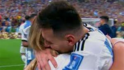 كأس العالم 2022.. والدة ميسي تحتفل بالدموع معه بعد التتويج بالمونديال