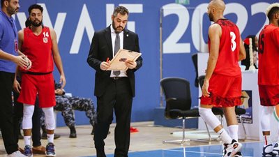 إيقاف المدير الفني لسلة النادي الأهلي وتغريمه مادياً