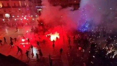 بالغاز المسيل للدموع.. الشرطة تفض اشتباكات المشجعين في فرنسا بعد خسارة المونديال
