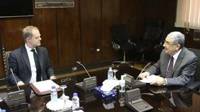 وزير الكهرباء يستقبل سفير بريطانيا بالقاهرة لبحث سبل التعاون المشترك