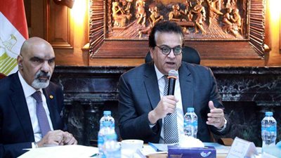 وزير الصحة يبحث خطط التوسع في التغطية الصحية التأمينية