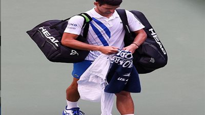 أول تعليق لدجوكوفيتش بعد طرده من بطولة أمريكا المفتوحة (فيديو)