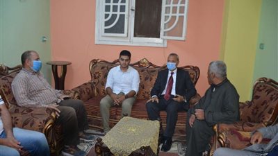 محافظ القليوبية يقدم واجب العزاء لأسرة ضحية السطو المسلح ببنها