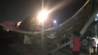 تصادم قطار بلوحة إعلانية بإحدى قرى الغربية