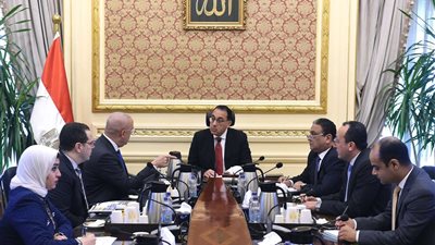 رئيس الوزراء يبحث مع وزير الإسكان سبل تحفيز الاستثمار الخارجي