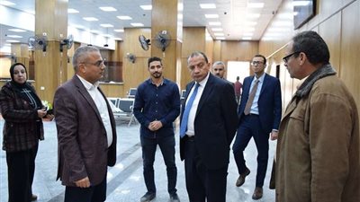 رئيس جامعة بني سويف يتفقد التشطيبات النهائية للإدارة المركزية لشعب اللغات والبرامج الجديدة