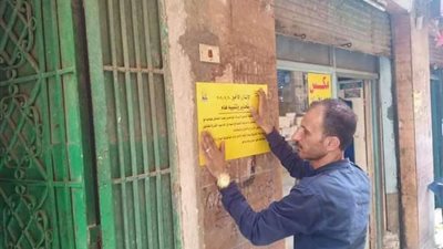 ملصقات على العقارات المخالفة في القاهرة لتحذير المواطنين