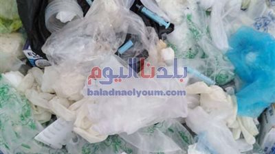 العثور على نفايات طبية أمام مصرف 