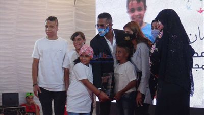 لدعم ضحايا الحروق.. بكاء محمد رمضان (فيديو)