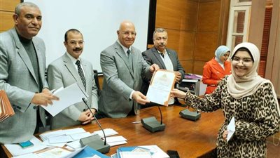 رئيس جامعة بنها يكرم الطلاب الفائزين فى المسابقات الثقافية