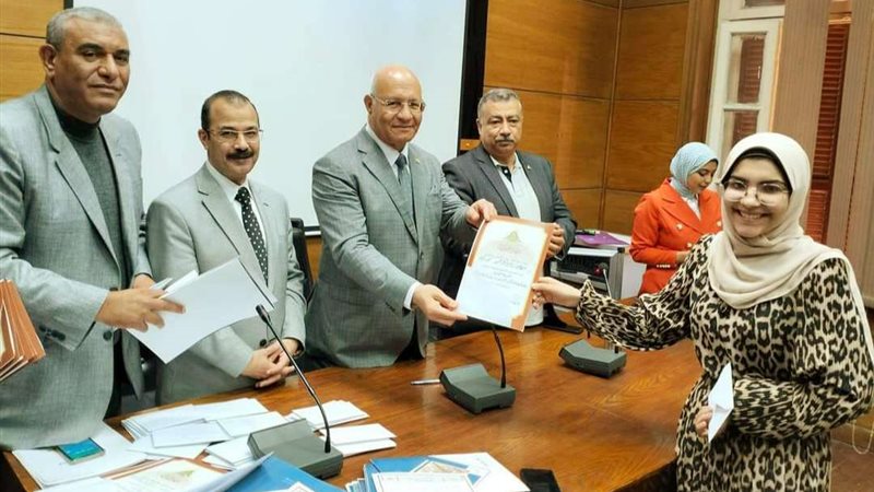 رئيس جامعة بنها يكرم
