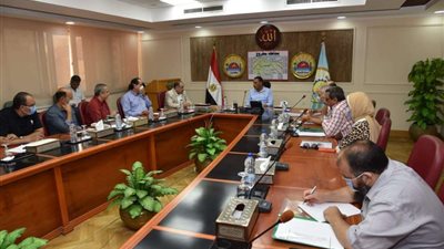 محافظ مطروح يناقش اقتراح تطوير 5 مناطق عشوائية