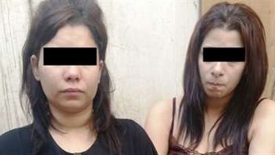 بيستدرجوا الرجالة.. ضبط سيدتين تديران صفحة على 