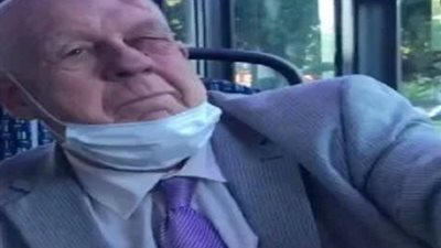 مسن أبيض يصف أفارقة بـ